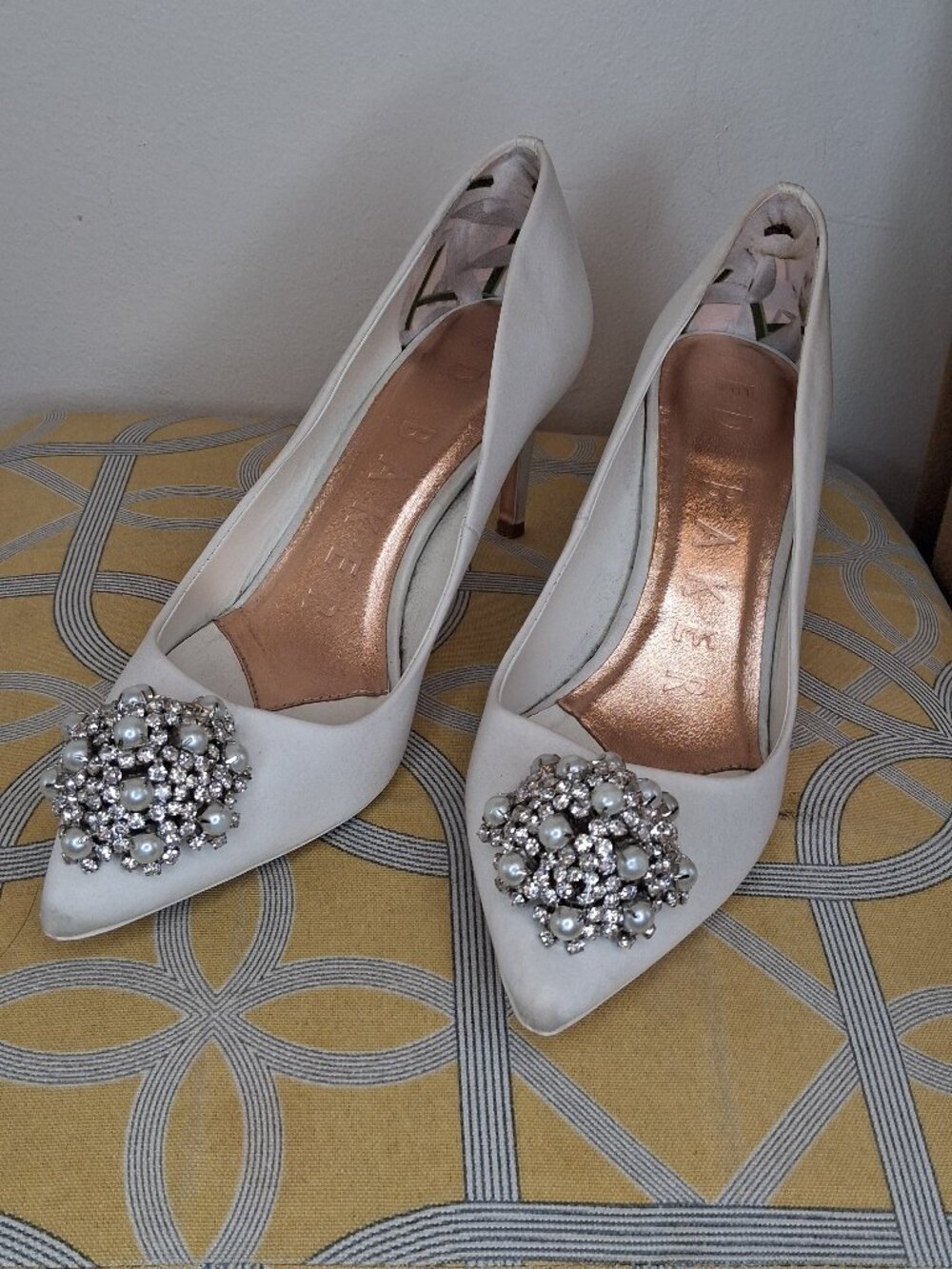 Ted Baker - White Formal Brooch Heels Size 9 - Picture 1 of 8